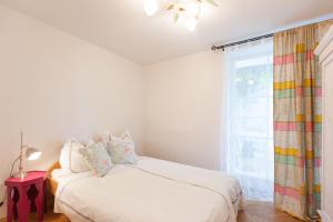 une chambre avec un lit et une fenêtre dans l'établissement Haus See-und Säntisblick "EG", à Friedrichshafen