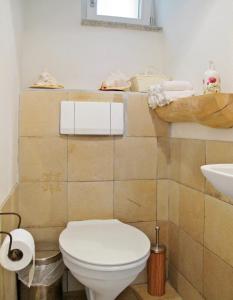 une salle de bain avec des toilettes blanches et un lavabo dans l'établissement Haus See-und Säntisblick "EG", à Friedrichshafen 16 autres photos