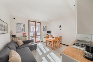 een woonkamer met een bank en een tafel bij Residence Giardino 3 by Wonderful Italy in Soiano del Lago