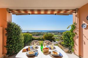 een tafel met eten op een balkon met uitzicht bij Residence Giardino 3 by Wonderful Italy in Soiano del Lago