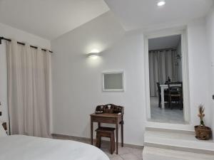 um quarto com uma cama, uma mesa e um espelho em CASA ORNETO em Poggibonsi