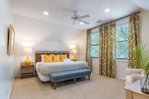 um quarto com uma cama, um sofá e janelas em Orchard by AvantStay Whimsical Home w Lush Backyard em Isle of Palms