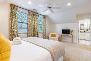 um quarto com uma cama branca e uma janela em Orchard by AvantStay Whimsical Home w Lush Backyard em Isle of Palms