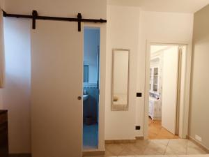 ポッジボンシにあるCASA ORNETOの白いドアと鏡が備わる部屋