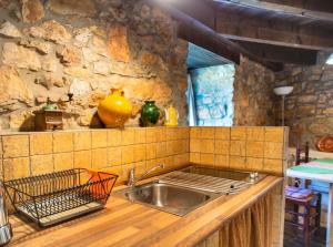 een keuken met een wastafel en een stenen muur bij Ferienwohnung für 4 Personen ca 50 qm in Carucedo, Kastilien-Leon Provinz Len in Carucedo