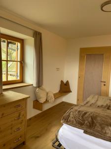 sypialnia z łóżkiem i oknem w obiekcie Ferienhaus Gann - Greit w mieście Villanders