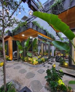 Kim Đồng homestay في Buôn Enao: بيت فيه نباتات جنبه