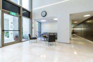 Χώρος καθιστικού στο Modern & Comfortable 1-Bedroom Oasis with Luxury Amenities