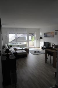 sala de estar con sofá y mesa en Wohnung in Lützelsachsen, en Weinheim