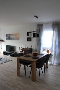 ein Wohnzimmer mit einem Tisch und einem Esszimmer in der Unterkunft Wohnung in Lützelsachsen in Weinheim