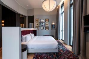 Postel nebo postele na pokoji v ubytování Radisson Collection Hotel, Palazzo Touring Club Milan