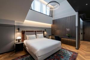 Postel nebo postele na pokoji v ubytování Radisson Collection Hotel, Palazzo Touring Club Milan