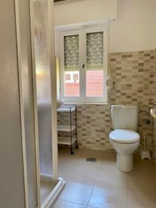 uma casa de banho com um WC e uma janela em Villa Rosana em Naveces