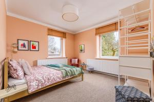 um quarto com uma cama e uma estante de livros em Art&Comfort Country em Kaunas