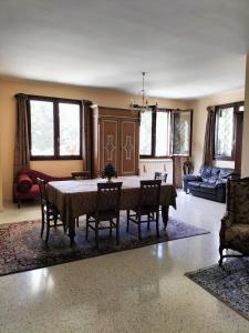 ein Esszimmer mit einem Tisch, Stühlen und einem Sofa in der Unterkunft Villa Celea in Novoli