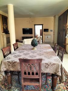 ein Esszimmer mit einem Tisch und Stühlen in der Unterkunft Villa Celea in Novoli