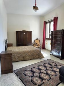 ein Schlafzimmer mit einem Bett und einer Kommode in der Unterkunft Villa Celea in Novoli