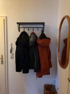 un perchero de chaquetas colgando de una pared en Friisk Aran, en Alkersum