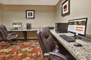 um escritório com uma secretária, um computador e cadeiras em Holiday Inn Express and Suites Wheeling, an IHG Hotel em Triadelphia