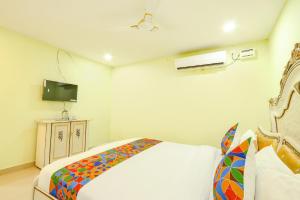 Ein Bett oder Betten in einem Zimmer der Unterkunft FabHotel Prime JVS Beauty Green Resorts