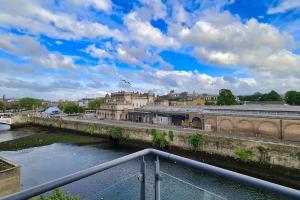 uma ponte sobre um rio numa cidade em Modern 3 bedroom apartment with city river views em Dublin