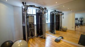 um ginásio com um monte de equipamento numa sala em Rochester Hotel by Blue Orchid em Londres