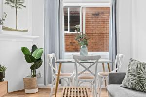 - un salon avec une table et des chaises dans l'établissement Bondi 2-Bed Apartment with Awesome Sunrise Views, à Sydney