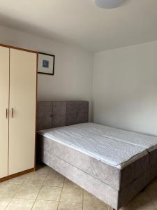 - une chambre avec un lit dans l'angle dans l'établissement Apartments Zara, à Zadar