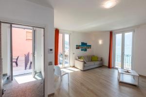 ein Wohnzimmer mit einem Sofa und einem Tisch in der Unterkunft Ferienwohnung für 4 Personen ca 80 m in Lezzeno, Comer See Südufer Comer See in Lezzeno