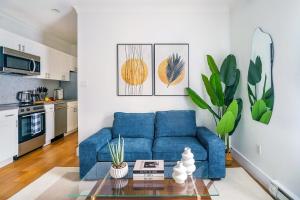 sala de estar con sofá azul y mesa en 403-4C New 2br 2baths prime ues, en Nueva York