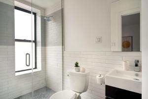 ein weißes Bad mit einem WC und einem Waschbecken in der Unterkunft 403-4C New 2br 2baths prime ues in New York