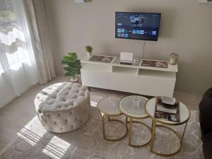 sala de estar con mesa y TV en Viwak Homes, en Mombasa