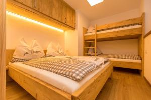 a bedroom with two bunk beds in it at Neue Ferienwohnung in Mittersill mit Grill, Garten und Terrasse in Mittersill