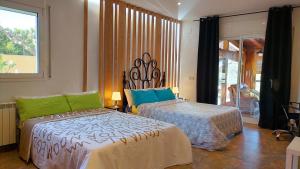 een slaapkamer met 2 bedden en een raam bij VILLA DU LAC spéciale pour famille avec enfant in Ríudecañas