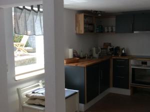 Η κουζίνα ή μικρή κουζίνα στο Modernes und gemütliches Ferienhaus mit Innenhof +14 φωτογραφίες