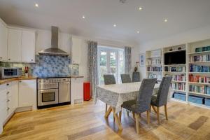 a kitchen with a table and chairs in a room at Sunny View by Winterton Cottages in Winterton-on-Sea