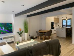 a living room with a table and a kitchen at La Repera in Palamós