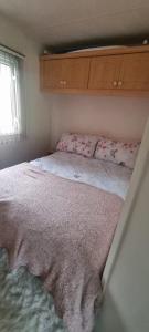 1 dormitorio pequeño con 1 cama en Three Peaks View., en Clitheroe