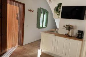 Una televisión o centro de entretenimiento en La Casita del Molino. Old Town Centre.