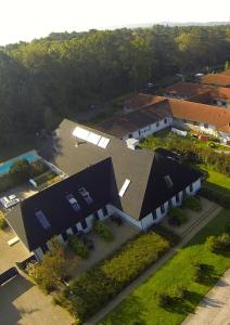 eine Aussicht auf ein Haus mit Dach in der Unterkunft Haus Dohrmann in Binz