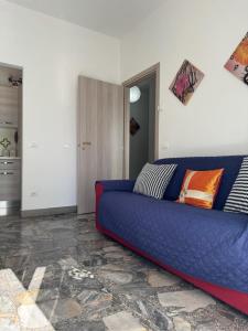 een blauwe bank in een woonkamer bij Loano Mare in Loano
