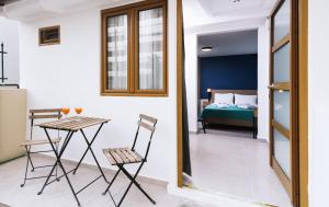 Posteľ alebo postele v izbe v ubytovaní Alcyone Studios and Apartments