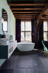 Koupelna v ubytování Relais & Châteaux Weeshuis Gouda + 43 fotografií