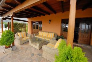 een patio met banken en een tafel op een huis bij FInca Paraiso - ganzjährig geheizter Pool in Puerto de la Cruz