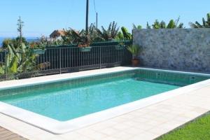 een zwembad in de achtertuin van een huis bij FInca Paraiso - ganzjährig geheizter Pool in Puerto de la Cruz