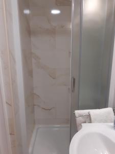 y baño con ducha, aseo y lavamanos. en Guesthouse Apartment Božica, en Bol