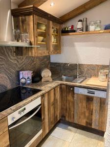 Kuchyň nebo kuchyňský kout v ubytování Chalet Hirschenwald