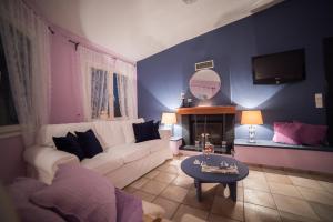 ein Wohnzimmer mit einem weißen Sofa und einem Tisch in der Unterkunft Casa Luna Heraklion in Áyios Síllas