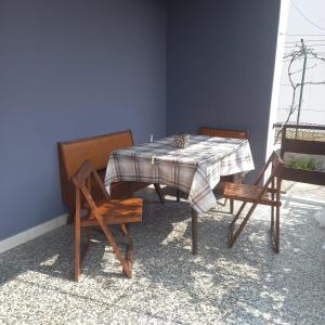einem Esstisch mit 2 Stühlen und einem Tisch mit einem karierten Tischtuch in der Unterkunft Ferienwohnung für 4 Personen ca 55 m in Privlaka, Dalmatien Norddalmatien in Privlaka