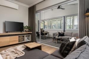 TV a/nebo společenská místnost v ubytování The Oak Suite - 7 on Murray Historic Stellenbosch